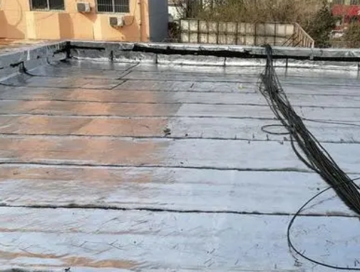宁夏卫生间漏水维修公司分享下宁夏屋面楼顶防水刚性防水层施工要点。